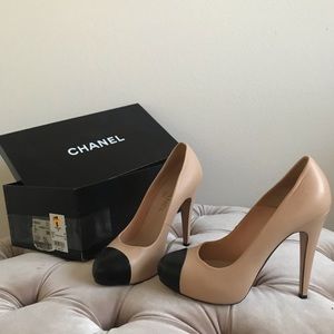 Chanel Pumps Leather beige and black CC toe